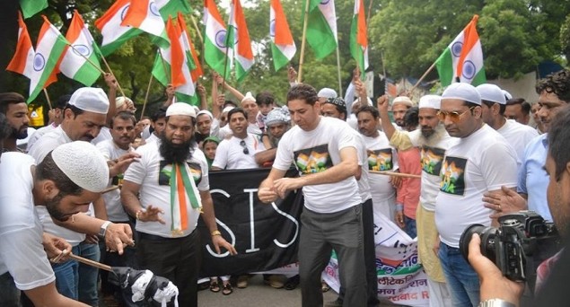Muslim youths burn flag of terror group ISIS in Delhi