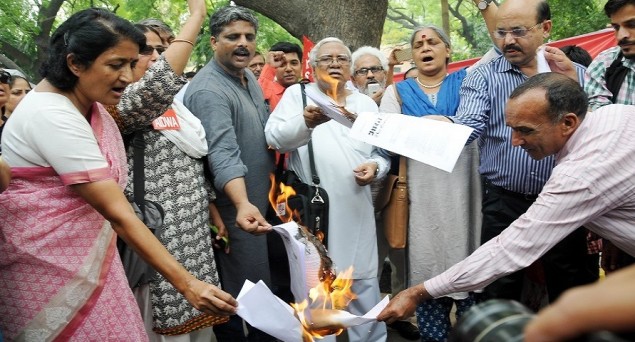 Farmers burn copies of cattle trade notification, demand its withdrawal