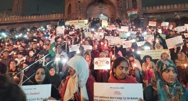 Women Protesters Against CAA-NRC Speak From Stairs of Jama Masjid